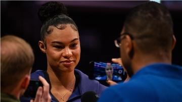 Satou Sabally spricht vor dem Spiel mit Journalisten.