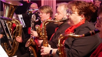 Musiker mit Saxofonen und anderen Blasinstrumenten. Das Blasorchester Rodenkirchen begeisterte beim Frühjahrskonzert.