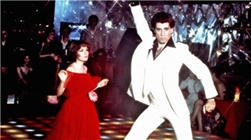 Saturday Night Fever: Ein erfolgreicher amerikanischer Disco-Film, der den Zeitgeist traf, weltweit Millionen von Jugendlichen begeistern konnte und Trends in Mode und Musik (Bee Gees) setzte. John Travolta wurde als Tony zum Star.