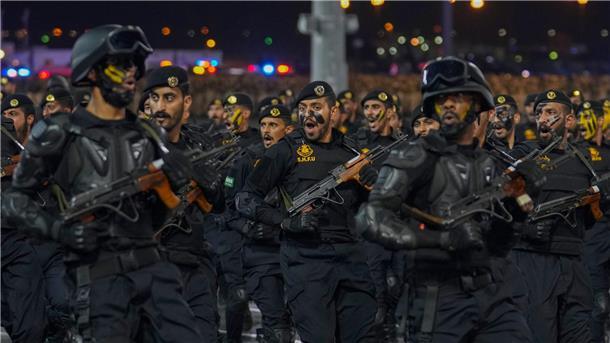 Saudische Streitkräfte bereiten sich auf den jährlichen Hadsch in Mekka vor. Die mehrtägige Wallfahrt gehört zu den fünf Säulen des Islam. Im vergangenen Jahr kamen rund 1,8 Millionen Musliminnen und Muslime in die heilige Stadt.