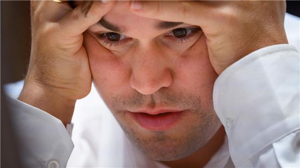 Schach: Carlsen steuert gegen 140.000 Spieler auf Remis zu Schach im XXL-Modus: Magnus Carlsen gegen „die Welt“.