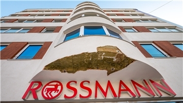 Schaden am Erker des Weser-Wohnpark-Gebäudes: Über dem Rossmann-Drogeriemarkt an der Grashoffstraße sind Teile der Dämmung abgebröckelt. 