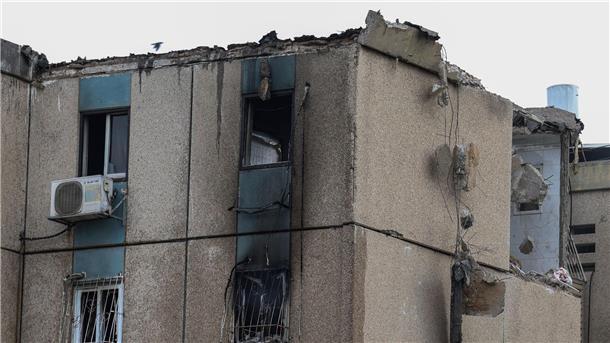 Hamas behauptet: Israelische Bodeneinsätze im Gazastreifen Schäden an einem Wohnhaus in Tel Aviv, das von einer aus dem Gazastreifen abgefeuerten Rakete getroffen wurde.
