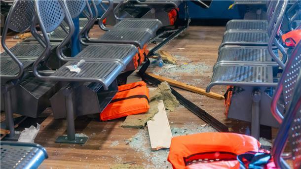 Schäden im Fahrgastbereich der Fähre, die am Anleger Dockland festgemacht hat. Auf der Elbe ist eine Schute gegen eine Fähre geprallt, dabei wurden mehrere Menschen verletzt.