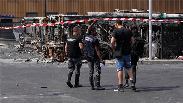 Macron verspricht nach Unruhen „grundlegende Antworten“ Schäden im französischen in Aubervilliers nach den Krawallen.
