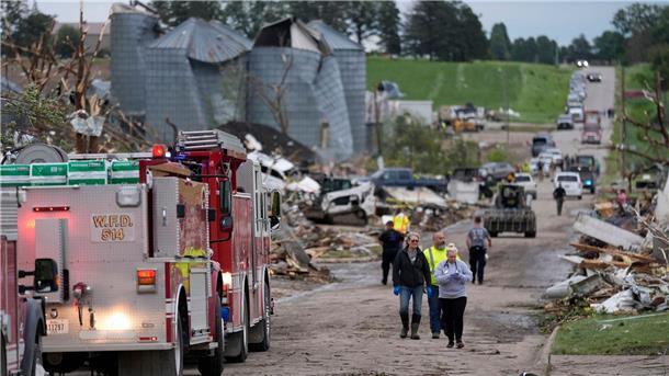 Tote und Schäden nach Tornados in den USA Schäden in Greenfield, Iowa nach einem Tornado..