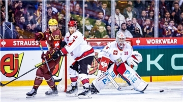 Schaffen die Fischtown Pinguins um Phillip Bruggisser (li) und Torwart Maximilian Franzreb nach dem 0:4 im Hinspiel in Genf noch die Wende?