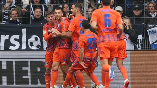 Schalke jubelt über das Tor zum 2:0 bei Arminia Bielefeld. 