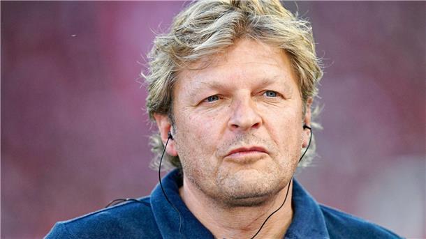 Schalke 04 holt Angreifer Gomis aus der Schweiz Schalkes Sportdirektor Youri Mulder freut sich über noch einen weiteren Neuzugang für den Angriff.