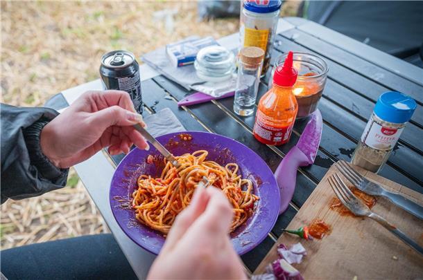Scharfe Nudeln mit Bier - ein Essen für die ganz Harten.