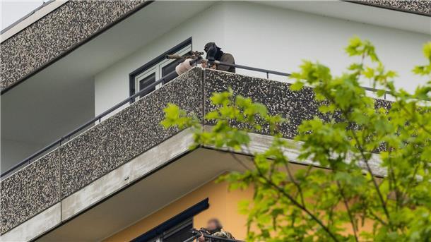 Explosion bei Routineeinsatz: Einsatzkräfte schwer verletzt Scharfschützen sind in Stellung gegangen.