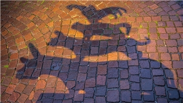Schatten über Bremen. Die Stadt hat am Mittwoch den kritischen Wert von 50 Corona-Neuinfektionen pro 100.000 Einwohner überschritten.