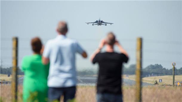 Luftwaffenübung „Air Defender“ gestartet Schaulustige beobachten den Start eines Tornado-Kampfjets zu Beginn des internationalen Luftwaffen-Manövers „Air Defender 2023“ am Zaun des Fliegerhorst Schleswig/Jagel.