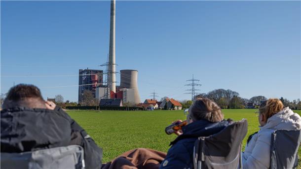 Weg mit dem Kohlekraftwerk Schaulustige machten es sich bequem, während Fachleute das ehemalige Kohlekraftwerk zum Einsturz brachten.