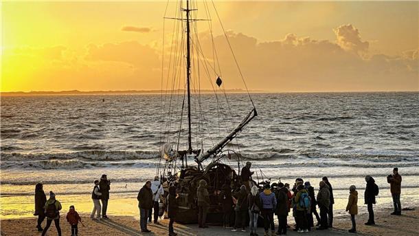 Seemann strandet auf Norderney - und lebt nun am Strand Schaulustige stehen vor einem gestrandeten Segelschiff auf Norderney.