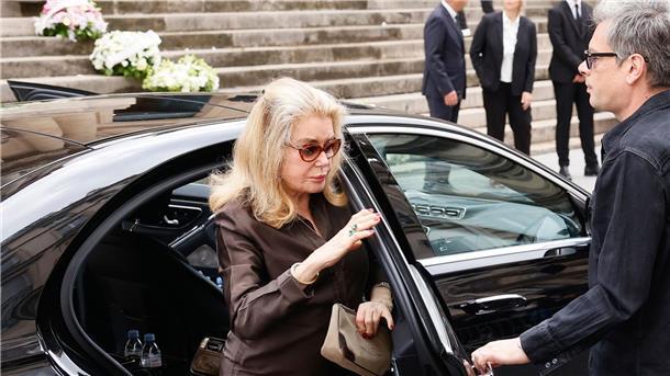 Schauspiel-Ikone Catherine Deneuve kommt zur Beerdigung von Jane Birkin.