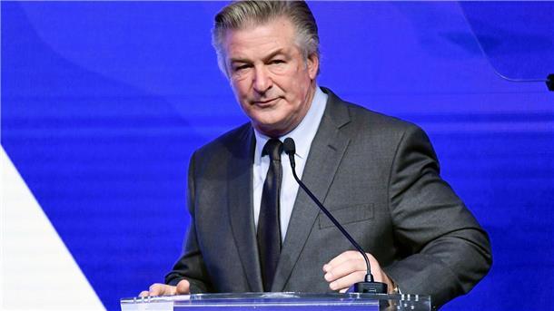 Schauspieler Alec Baldwin, der nach einem tödlichen Schuss bei einem Western-Dreh vor Gericht muss, hat vor Beginn des Verfahrens einen Sieg errungen.