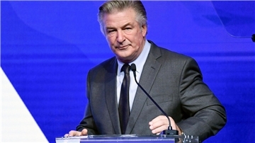 Schauspieler Alec Baldwin, der nach einem tödlichen Schuss bei einem Western-Dreh vor Gericht muss, hat vor Beginn des Verfahrens einen Sieg errungen.
