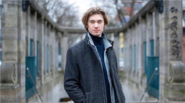 „Tatort“-Schauspieler Schuster: Ich lese jeden Fanbrief Schauspieler Alessandro Schuster spielt in dem neuen Dominik-Graf-Film „Gesicht der Erinnerung“ einen jungen Mann, der sich in eine ältere Frau verliebt.