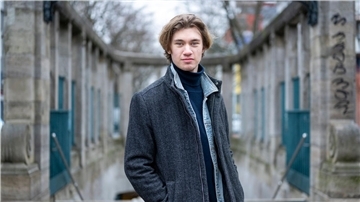 Schauspieler Alessandro Schuster spielt in dem neuen Dominik-Graf-Film „Gesicht der Erinnerung“ einen jungen Mann, der sich in eine ältere Frau verliebt.
