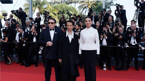 Leuchtend gelb auf rotem Teppich: Heidi Klum in Cannes Schauspieler Benoît Magimel (l-r), Regisseur Tran Anh Hung und Superstar Juliette Binoche stellen ihren Film „The Pot-au-Feu“ in Cannes vor.
