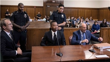 Schauspieler Cuba Gooding Jr. (vorne, M) im Strafgericht von Manhattan. Der Oscar-Preisträger kommt um eine Haftstrafe herum.