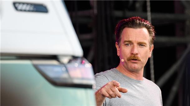 Warum der Oberlippenbart wieder Oberwasser hat Schauspieler Ewan McGregor zählt zu den Männern, die sich wieder an den Oberlippenbart trauen.