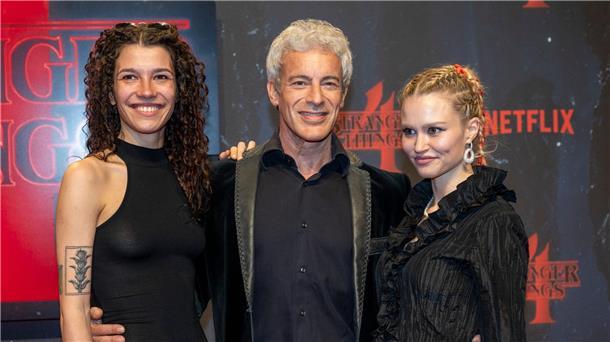 Schauspieler Gedeon Burkhard in Begleitung von Sascha Veduta (l) und Ann-Britt Dittmar in Berlin.