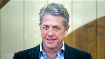 Schauspieler Hugh Grant empfindet Smartphones am Filmset als störend.