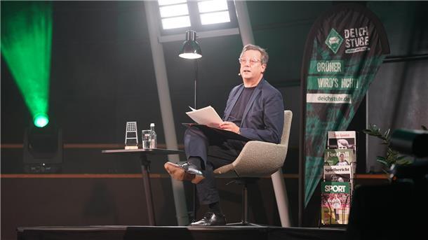 Ein Autor auf einer Bühne