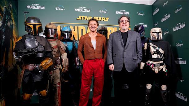 „The Mandalorian“: Neue Staffel der „Star Wars“-Serie Schauspieler Pedro Pascal (l) und Regisseur Jon Favreau stellten die „Star Wars“-Serie „The Mandalorian“ in London vor.