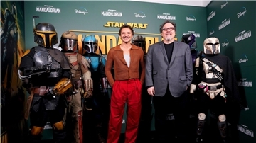Schauspieler Pedro Pascal (l) und Regisseur Jon Favreau stellten die „Star Wars“-Serie „The Mandalorian“ in London vor.