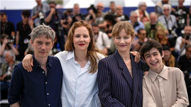 Schauspieler Swann Arlaud (l-r),  Regisseurin Justine Triet, Sandra Hüller und Milo Machado Graner stellen den Film „Anatomy of a Fall“ („Anatomie d’une chute“) bei den 76. Internationalen Filmfestspielen in Cannes vor.