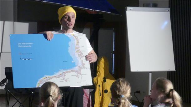 Schauspieler Vasilios Zavrakis vermittelte auf spielerische Weise viel Wissenswertes über die Zugvögel namens „Knutt“.