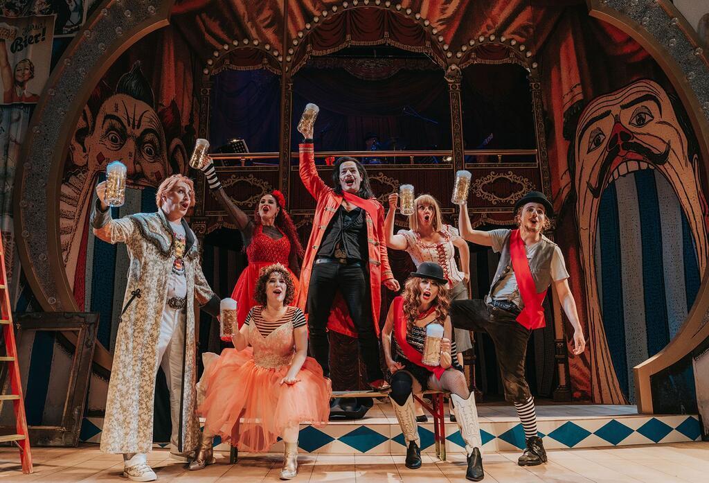 Schauspieler wie Tobias Bonn, Manal Raga a Sabit, Marie Cecile Nest, Christoph Marti, Winnie Böwe, H. Litteer und Moritz C. Winklmayr sind beim Stück „Oktoberfest The Musical. Beinah wahr…“ im Berliner Renaissance-Theater auf der Bühne zu sehen.