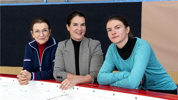 Katarina Witt begeistert über ihr Film-Ich Schauspielerin Dagmar Manzel (l-r), Katarina Witt und Schauspielerin Lavinia Nowack am Set des Films „Eine Kür, die bleibt“.