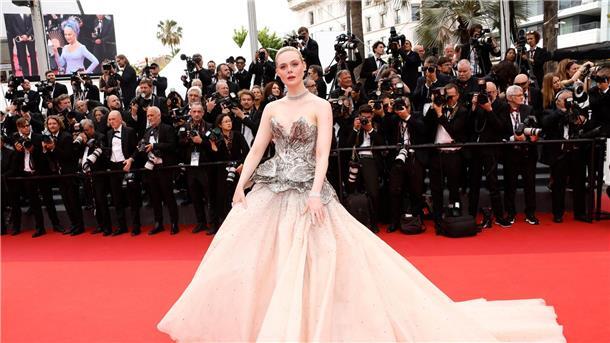 Stars und Glamour: Filmfestspiele in Cannes eröffnet Schauspielerin Elle Fanning ist Stammgast in Cannes. Sie trägt ein traumhaftes Outfit von Alexander McQueen.