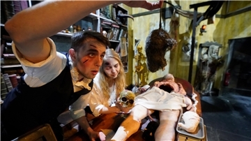 Schauspielerin Inga Rode und Schauspieler Dominic Angler zählen während der Inventur im Hamburg Dungeon in der Speicherstadt Ratten im Pestkrankenhaus. 