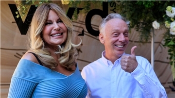 Schauspielerin Jennifer Coolidge mit Produzent Mike White in Sydney.