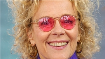 Schauspielerin Katja Riemann im vergangenen Jahr mit rosaroter Brille auf der Leipziger Buchmesse. Bei allgemeiner Krisenstimmung liegen bunte und optimistische Farben in diesem Jahr laut Augenoptik-Industrie besonders im Trend. (Archivbild)