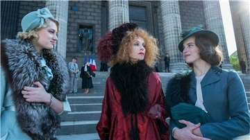 Schauspielerin Madeleine Verdier (Nadia Tereszkiewicz, l) , Anwältin Pauline Mauleon (Rebecca Marder, r) und die Mörderin Odette Chaumette (Isabelle Huppert).