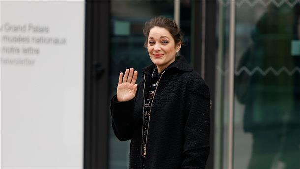 Tierskulpturen bei der Haute Couture Show von Chanel Schauspielerin Marion Cottilard gab sich bei Chanel die Ehre.
