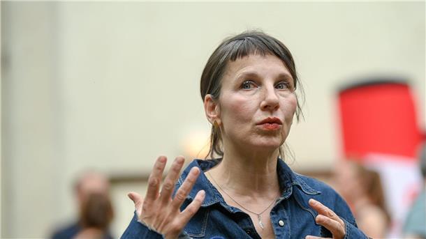 Schauspieler erinnern an Nazi-Verbrecher auf Flucht Schauspielerin Meret Becker war schon „Tatort“-Kommissarin. Nun stand sie für das Stück „Ratten auf der Flucht - Wie Nazitäter entkommen konnten“ auf der Bühne des Berliner Ensembles.