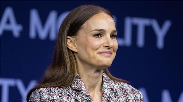 Kanzler Scholz lobt Stärke der deutschen Autoindustrie Schauspielerin Natalie Portman auf der Automobil-Aussstellung IAA.