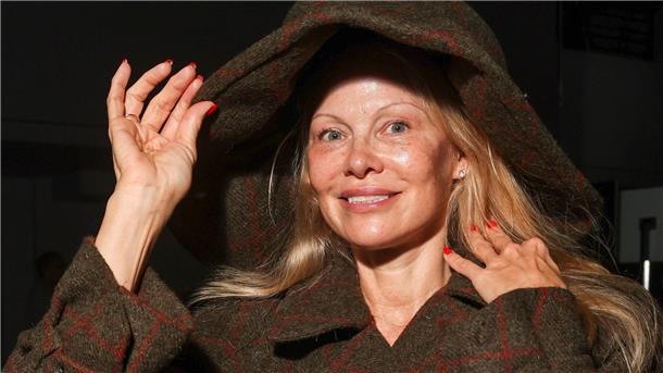 Schauspielerin Pamela Anderson zeigte sich 2023 bei einer Fashionshow in Paris ohne Make-up. (Archivbild)