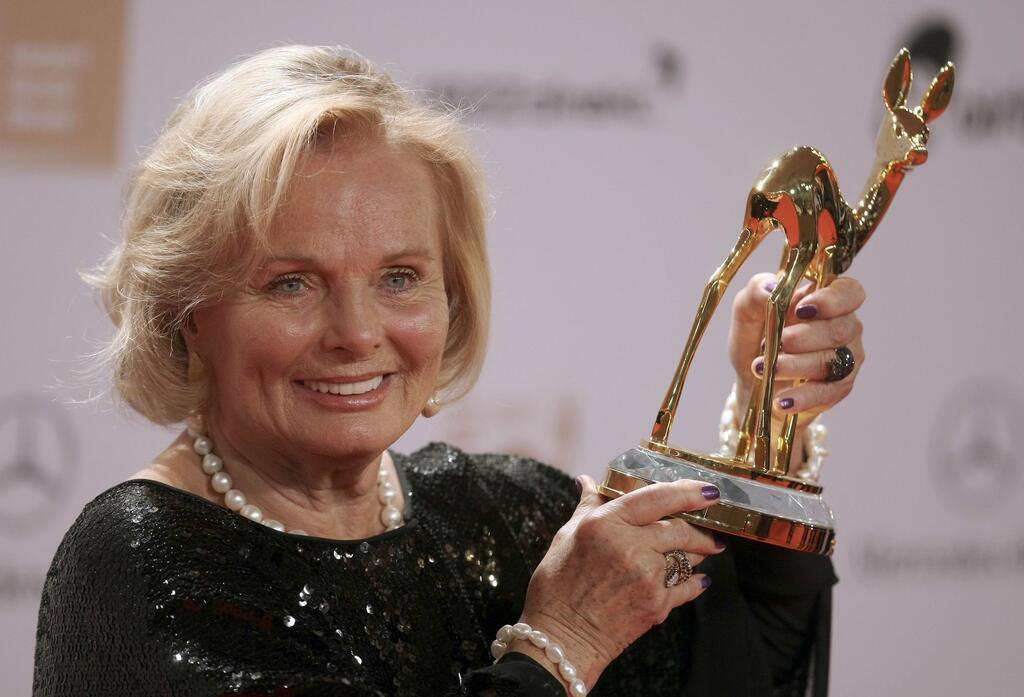 Ruth Maria Kubitschek schrieb als „Spatzl“ TV-Geschichte Schauspielerin Ruth Maria Kubitschek mit der Bambi-Trophäe 2011.