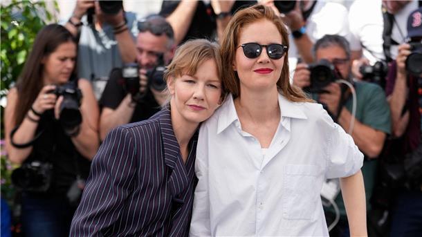 Sandra Hüller über Druck am Filmset - Jude Law als König Schauspielerin Sandra Hüller (l) mit Regisseurin Justine Triet in Cannes.