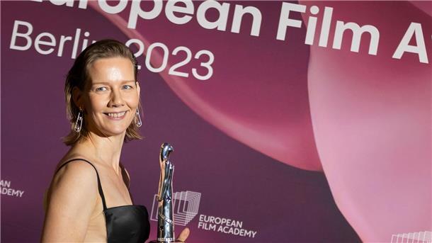Schauspielerin Sandra Hüller mit dem Europäischen Filmpreis. Es könnten weitere Trophäen folgen.