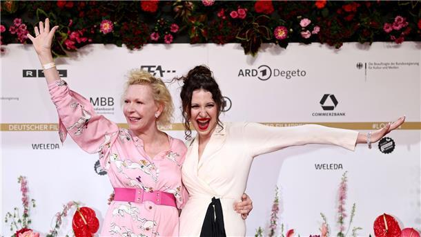 Film über das Leben: „Sterben“ gewinnt Deutschen Filmpreis Schauspielerin Sunnyi Melles und ihre Tochter Leonille Wittgenstein mit sichtlich guter Laune vor der Verleihung des Deutschen Filmpreises.