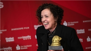 Schauspielerin und Regisseurin Maria Schrader darf sich nun mit einem goldenen Mops schmücken.